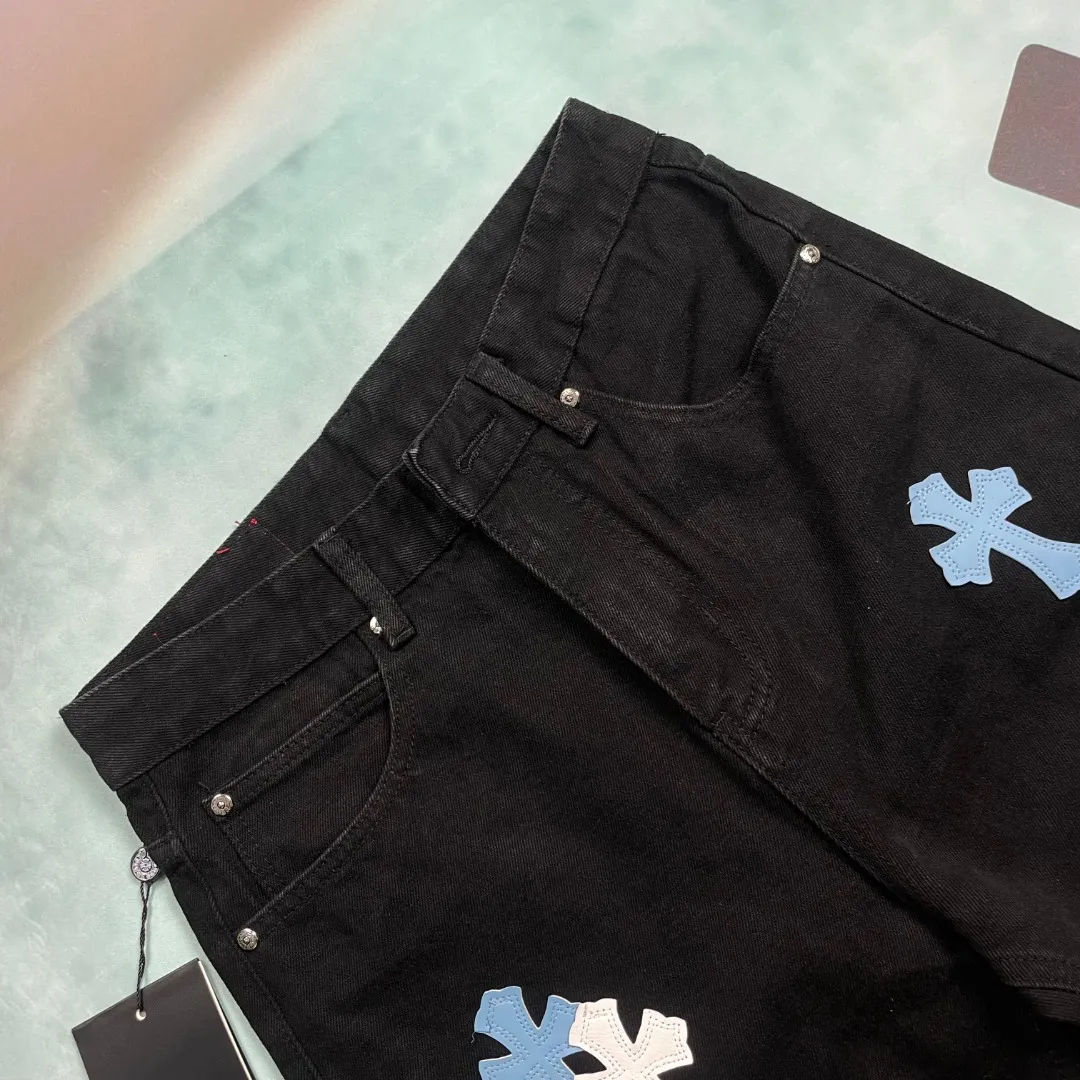 🅿️290 🔘Style No.-KL139 🔘Cro Heart𝐂𝐡𝐫𝐨𝐦𝐞 𝐇𝐞𝐚𝐫𝐭 CH City Limited Series Sanskrit Cross Patch Leather Jeans [Black and Blue]* Black and Blue Color - Los Angeles Exclusive The finished product needs to be washed and then disassembled and hand-stitched with sheepskin cross skins and then spliced together to complete the process. The whole process is too complicated to describe. The texture can be seen in the hand, and it looks good. The upper body effect is particularly stiff and stylish, super stylish. Same style for men and women - Size: S M L XL (28.30.32.34) Color: black with black, black with blue, black with pink